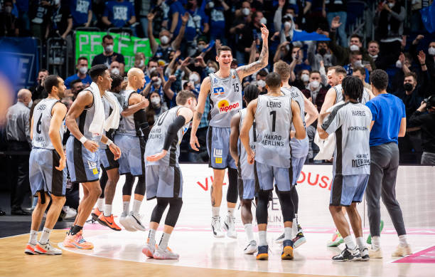 通过这些故 通过这些故